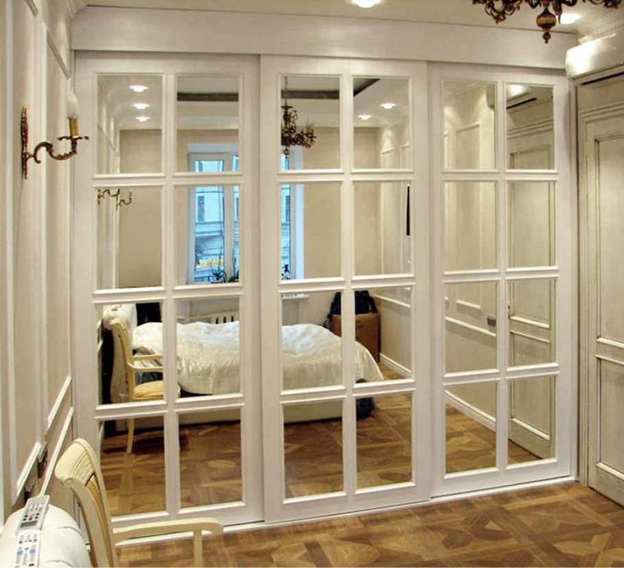 Встроенный шкаф с зеркальными дверцами