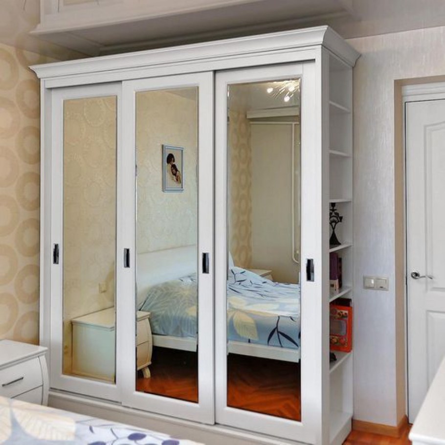 Белый классический шкаф купе