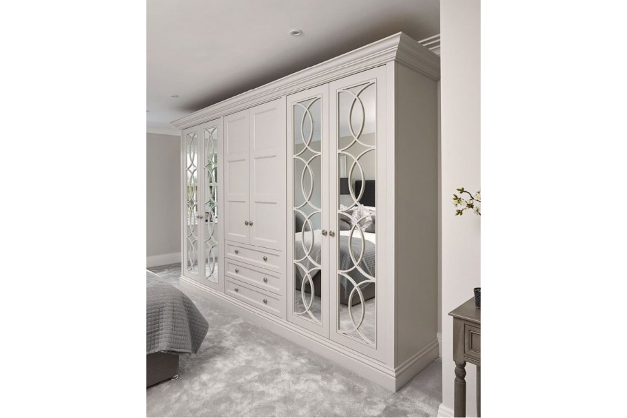 Шкаф в спальню классика