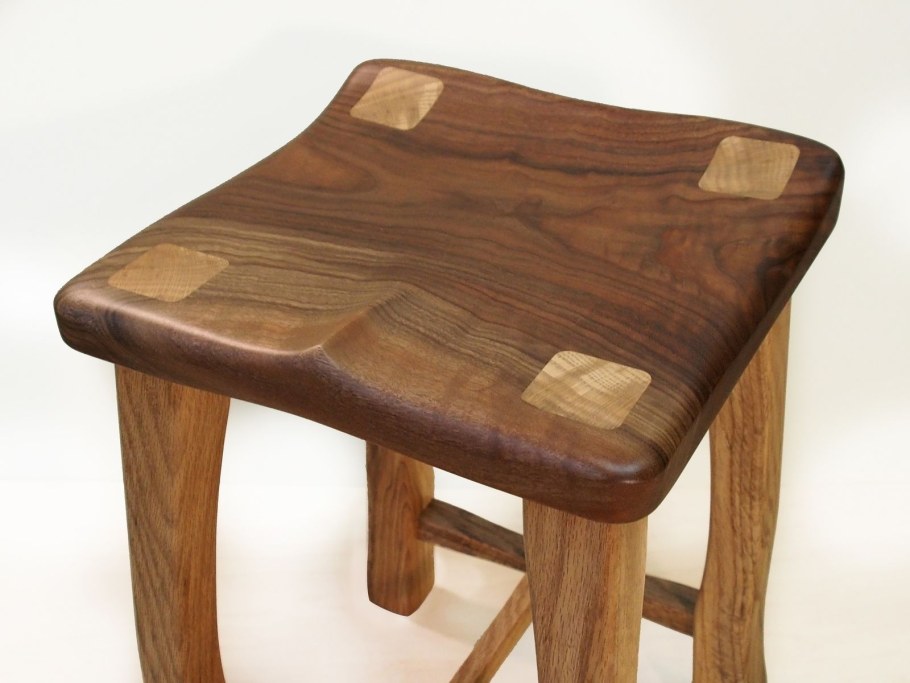 Кухонные табуреты из дерева