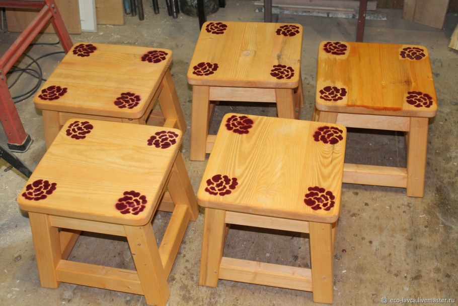 Табуретка маленькая деревянная