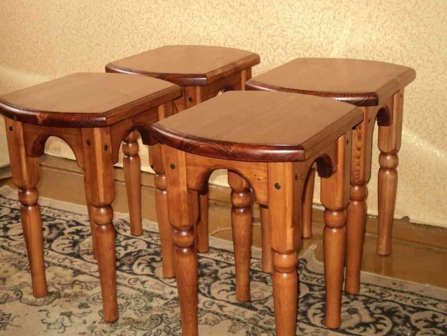 Красивые деревянные табуретки на кухню