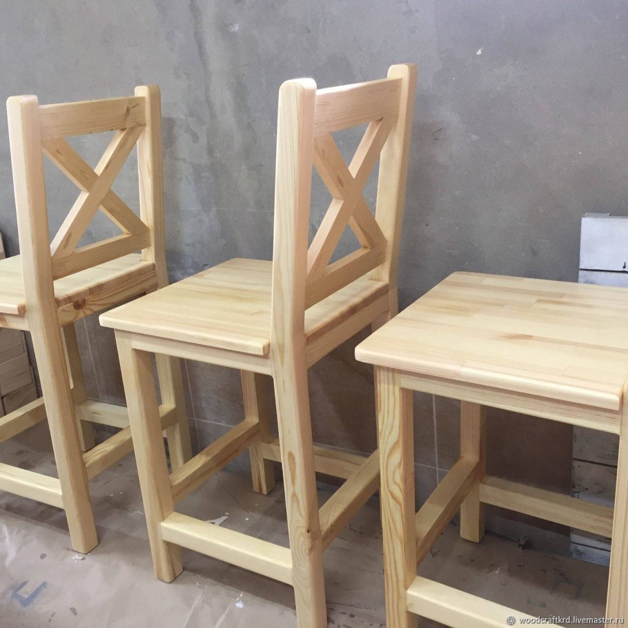 Полубарный табурет деревянный