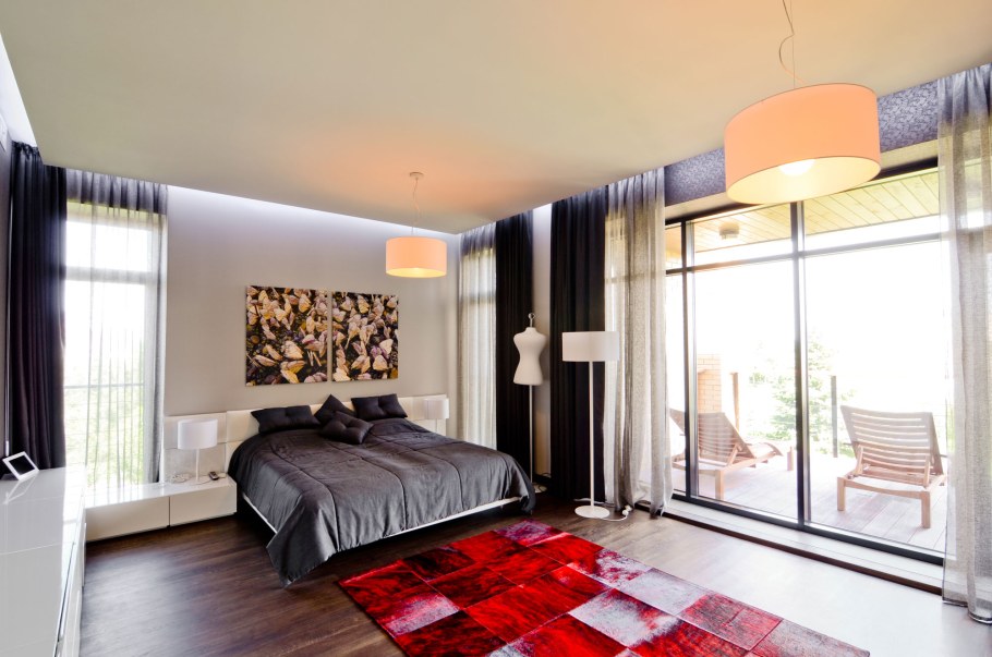 Большая спальня с балконом