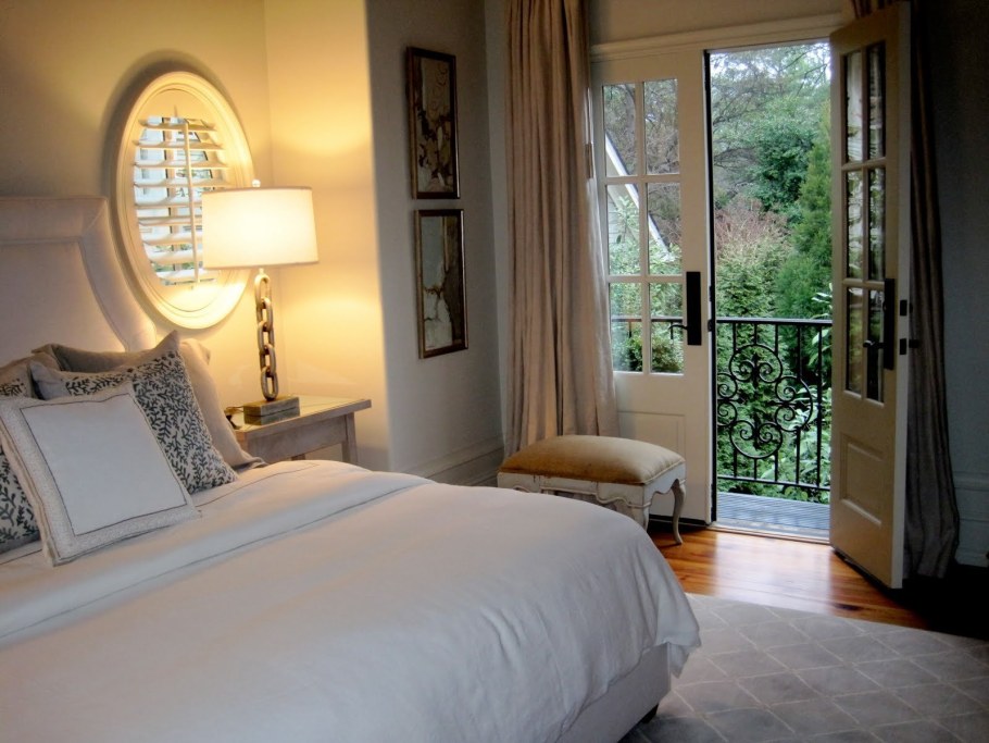 Спальня с французским балконом