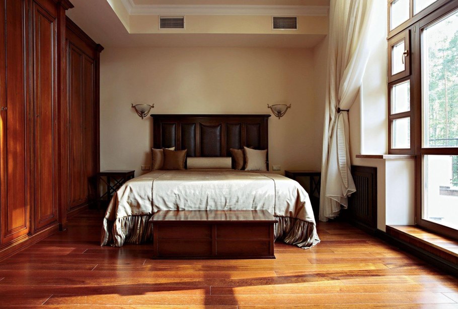 Спальня с большой кроватью в частном доме