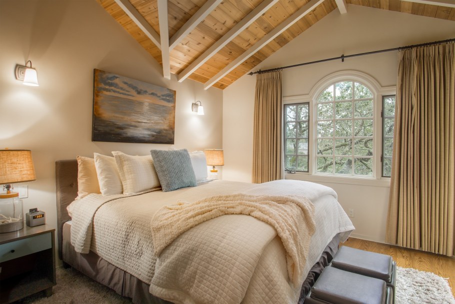 Уютная спальня с большой кроватью