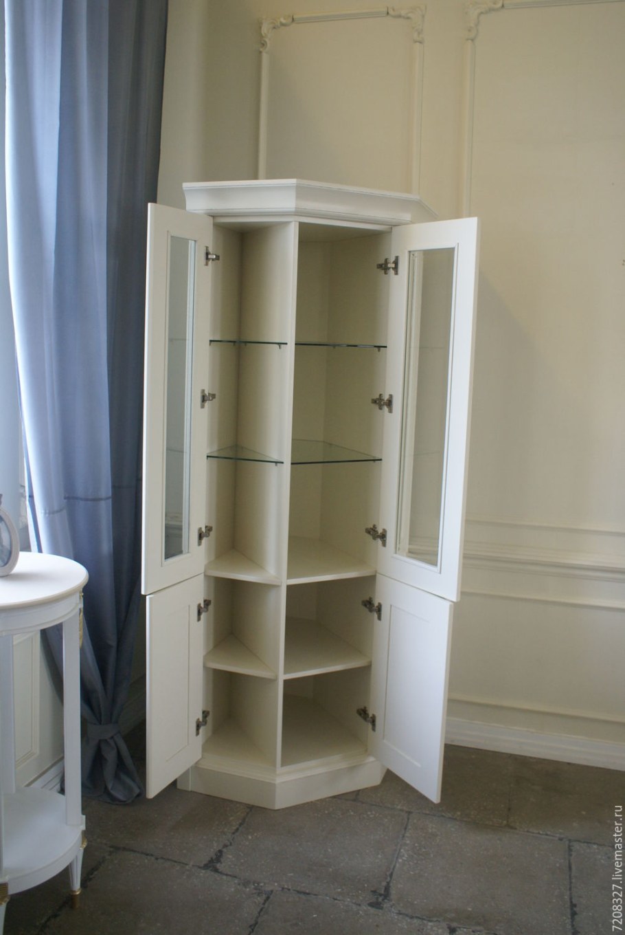 Угловая полка с дверцами