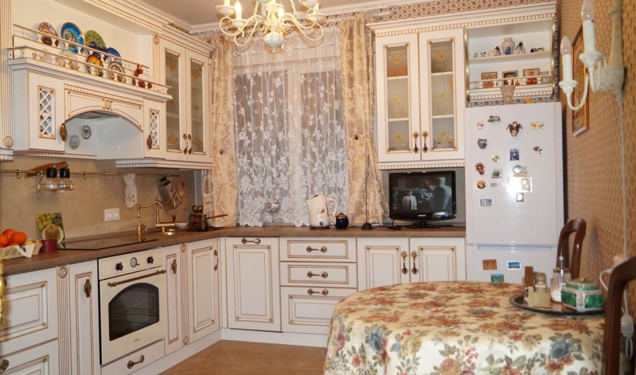 Кухня в стиле Прованс с золотом