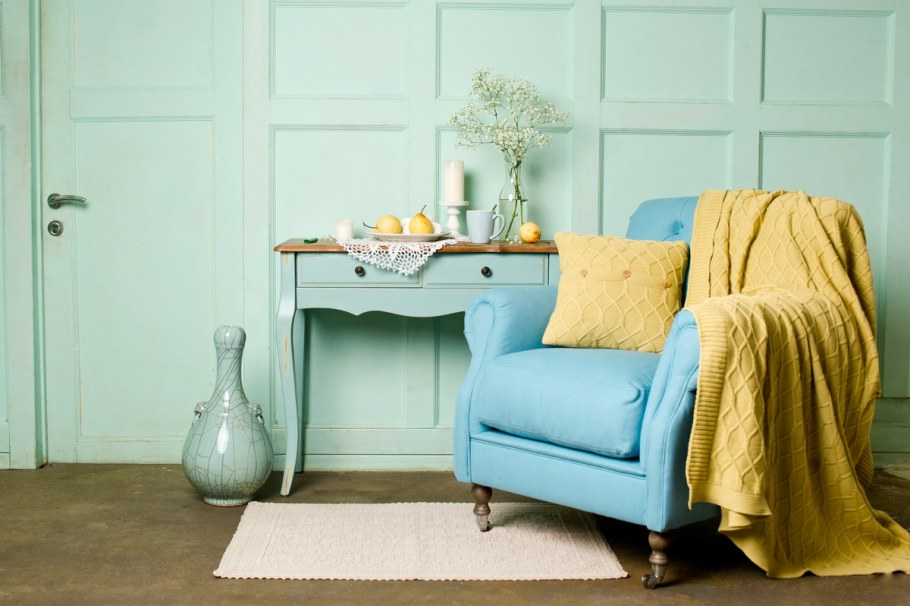 Бирюзовое кресло в интерьере