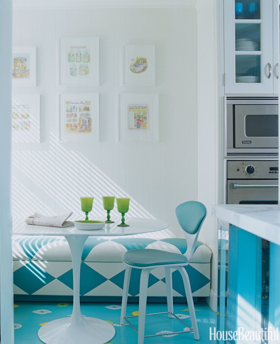 Белая кухня с бирюзовыми стульями