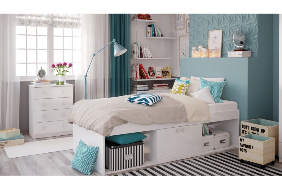 Мальчик лето кровать