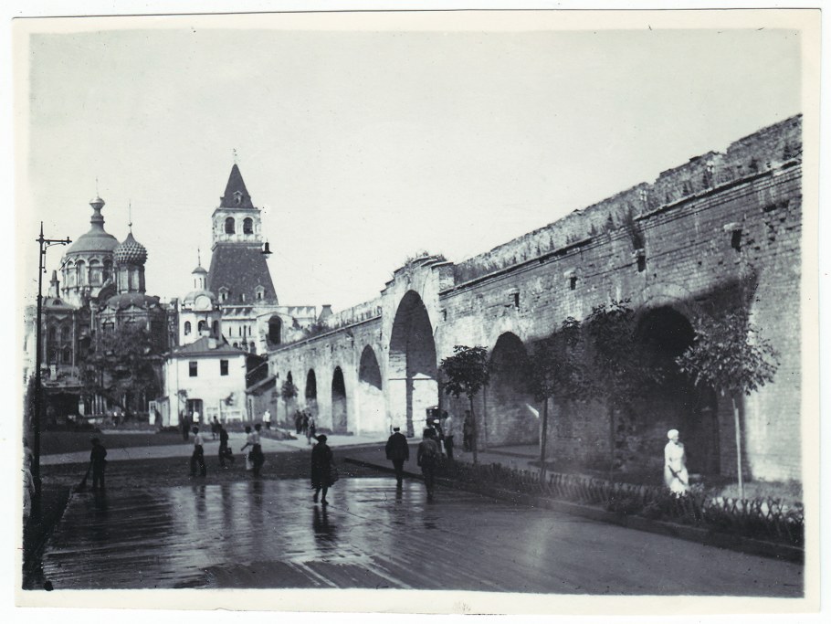 Китайгородская стена на площади революции