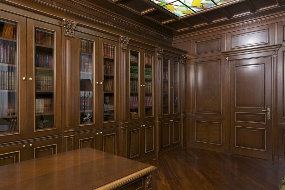 Кабинет обшитый деревом