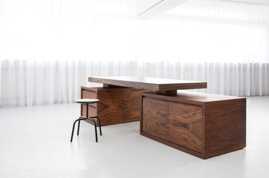 Письменный стол из массива дерева
