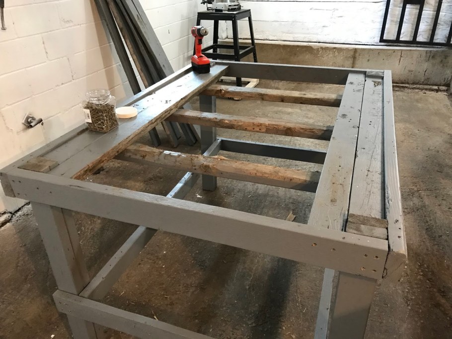 Верстак для ремонта поддонов