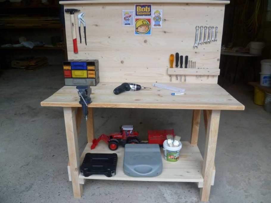 Стол для мастерской из поддонов