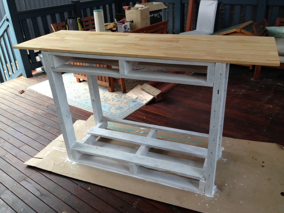 Верстак из паллетов и поддонов