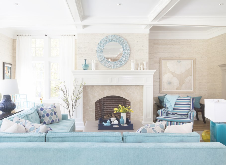 Мятная гостиная с камином