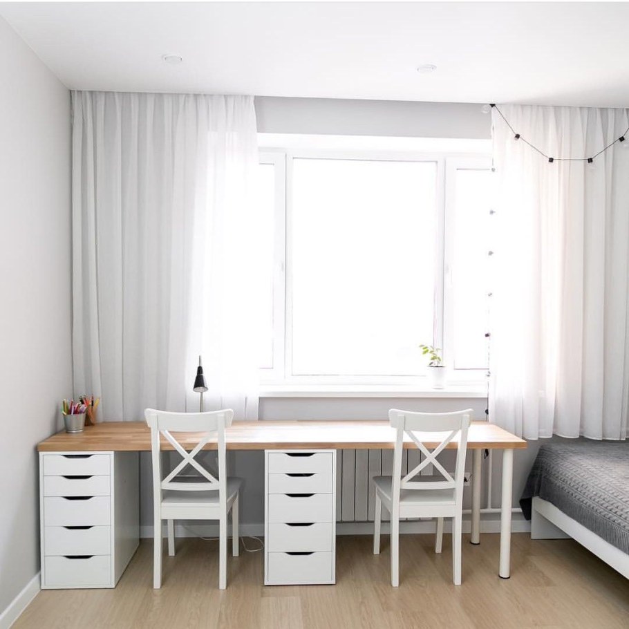 Стол для двоих детей у окна