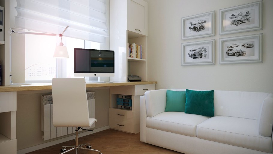 Компьютерный стол в однокомнатной квартире