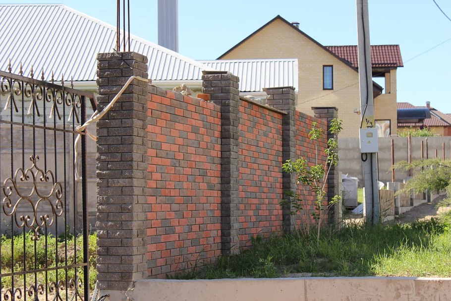 Гиперпрессованный кирпич для забора