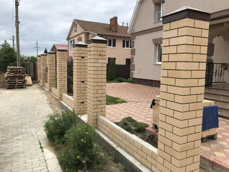 Кирпичный забор