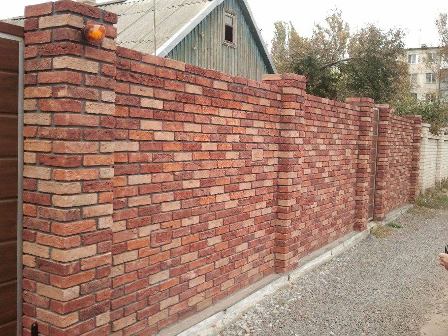 Забор кирпич ручной формовки