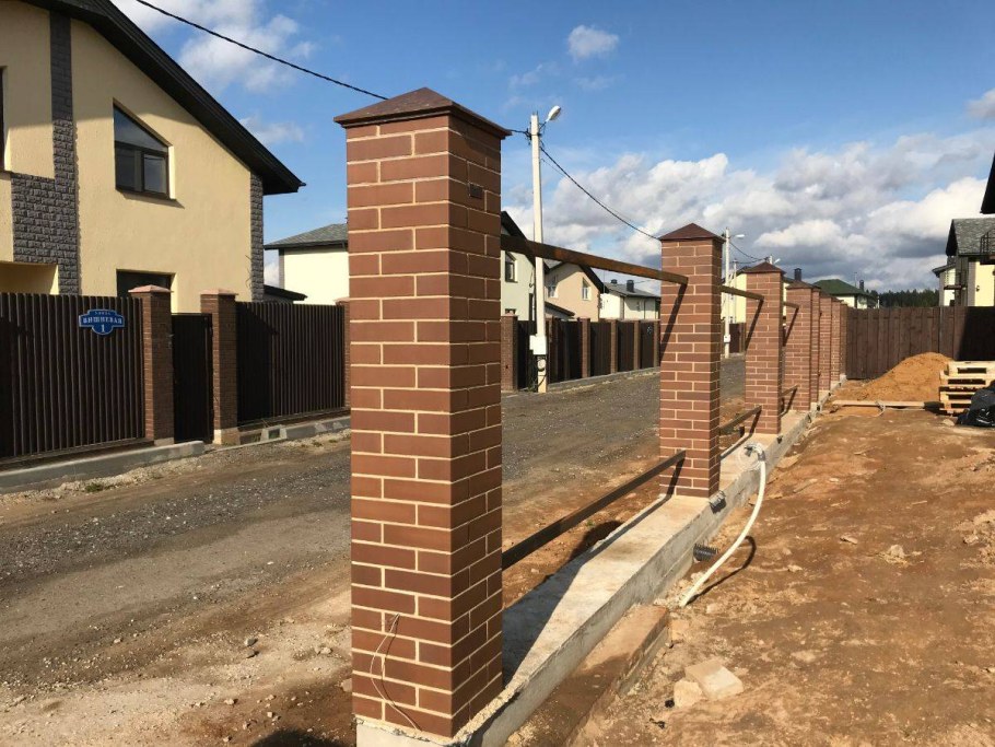 Забор с кирпичными столбами