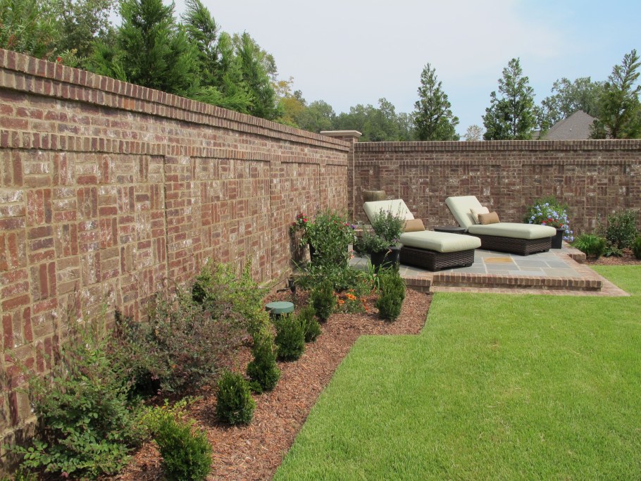 Высокий забор из кирпича