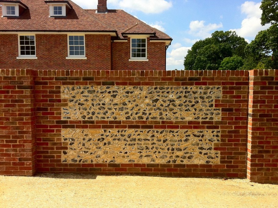 Кладка кирпичного забора