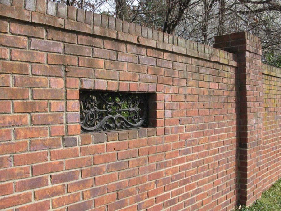 Старинный кирпичный забор