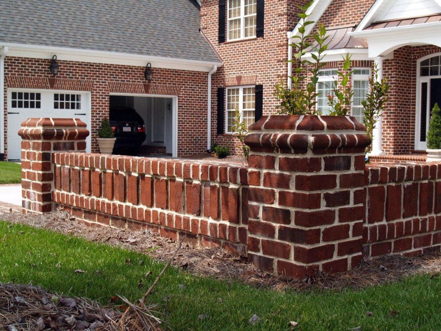 Красивые кирпичные заборы