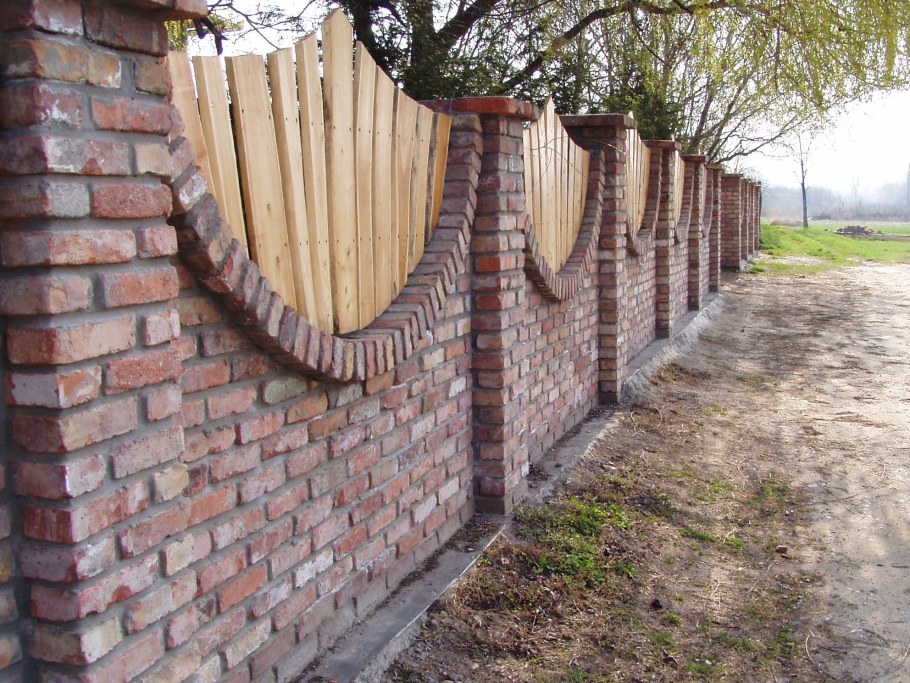 Забор из кирпича и дерева