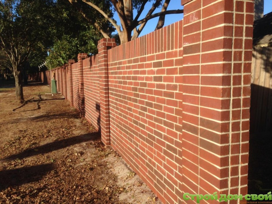 Кирпичный забор сплошной
