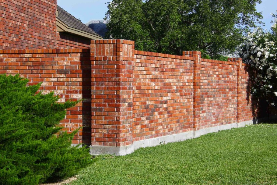 Красивые кирпичные заборы