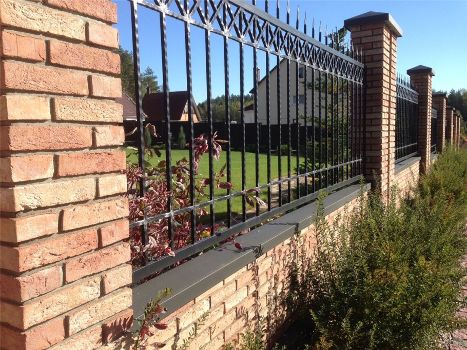 Красивый забор из кирпичных колонн