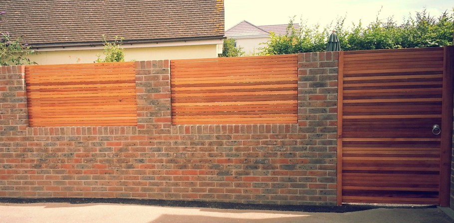 Забор из красного кирпича и дерева