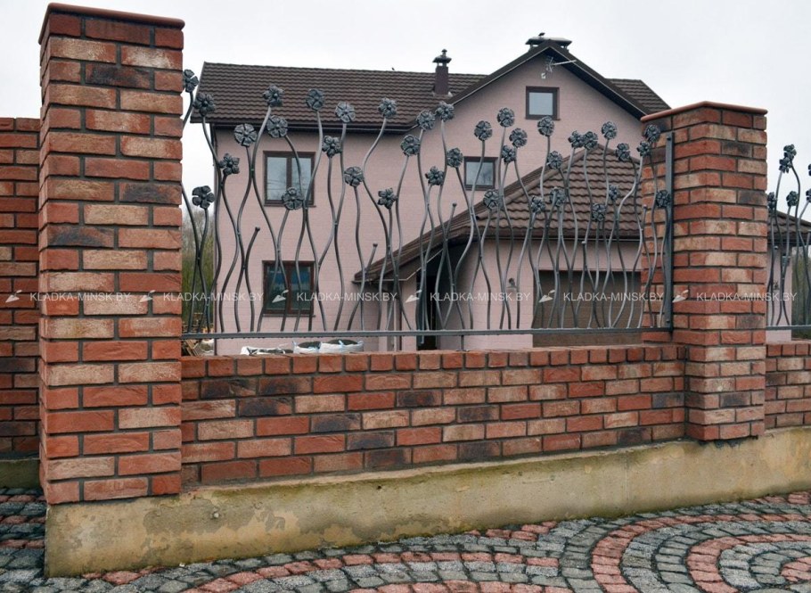 Необычный забор из кирпича