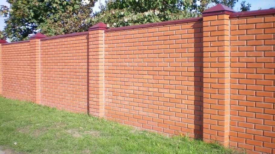 Забор из кирпича