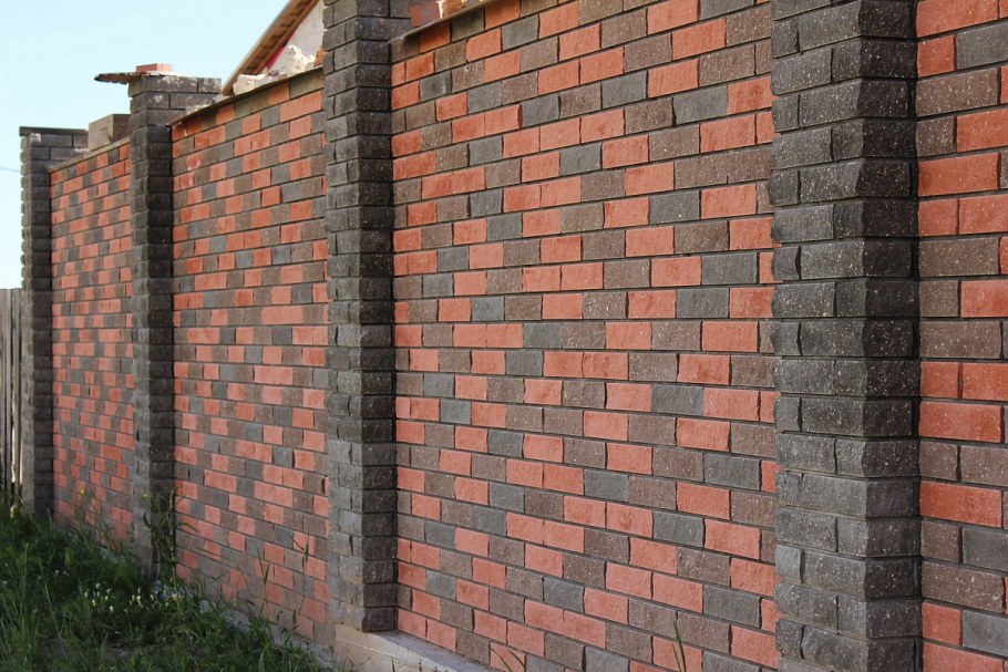 Гиперпрессованный кирпич для забора
