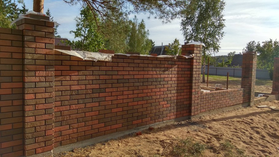 Забор из кирпича Браер