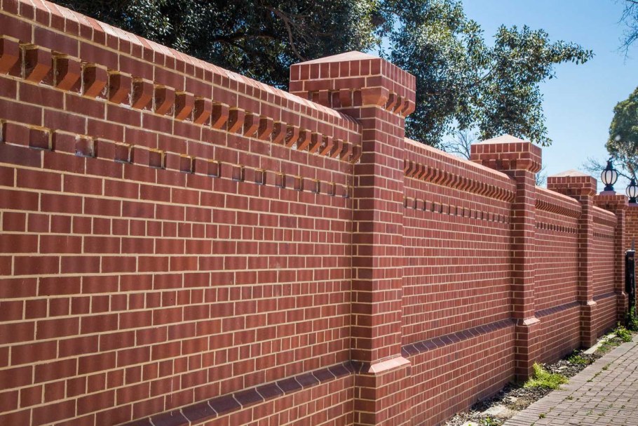 Забор из декоративного кирпича