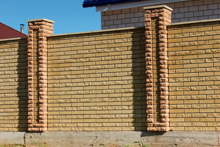 З.абор из облицовочного кирпича