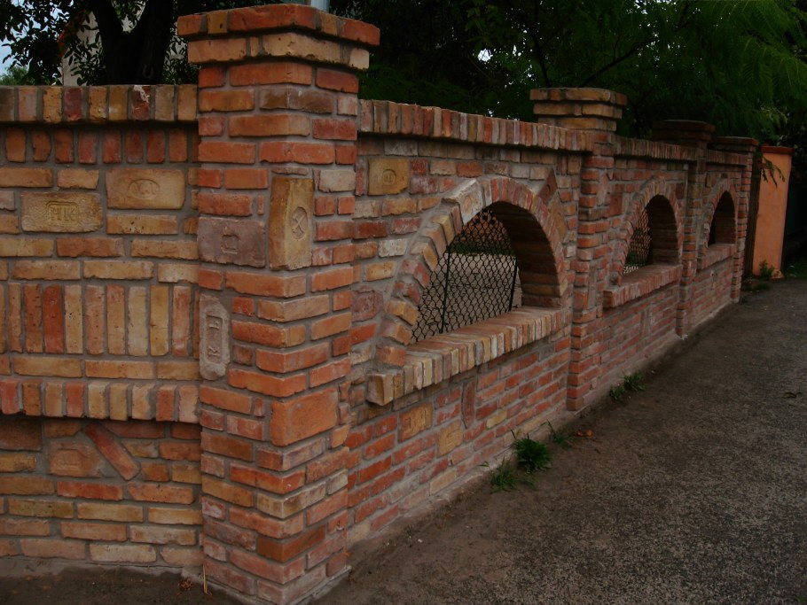 Забор из старинного кирпича