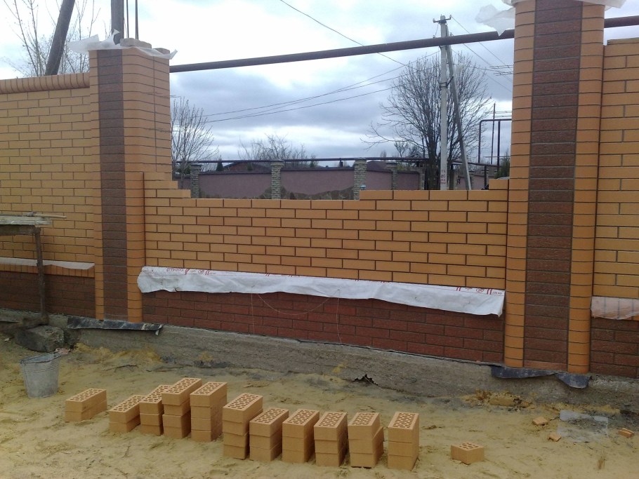 Цоколь забора из кирпича