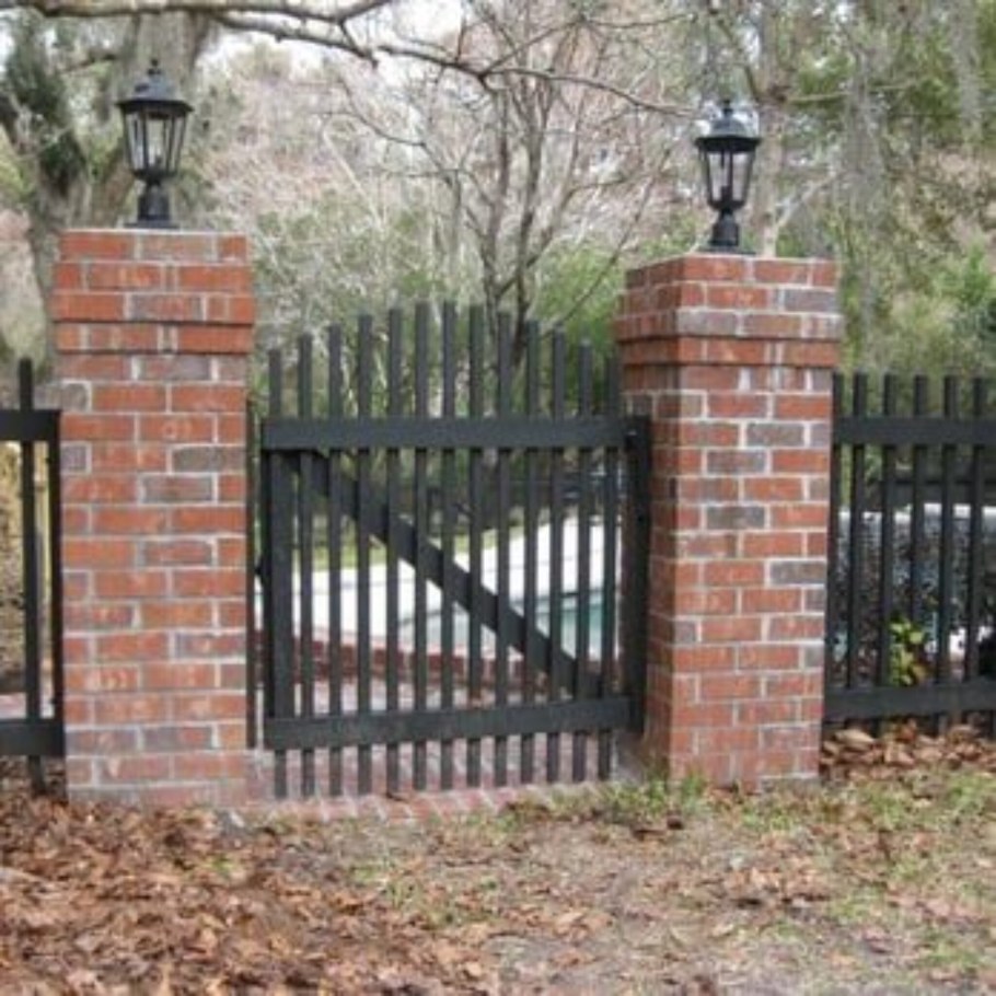 Забор из старинного кирпича