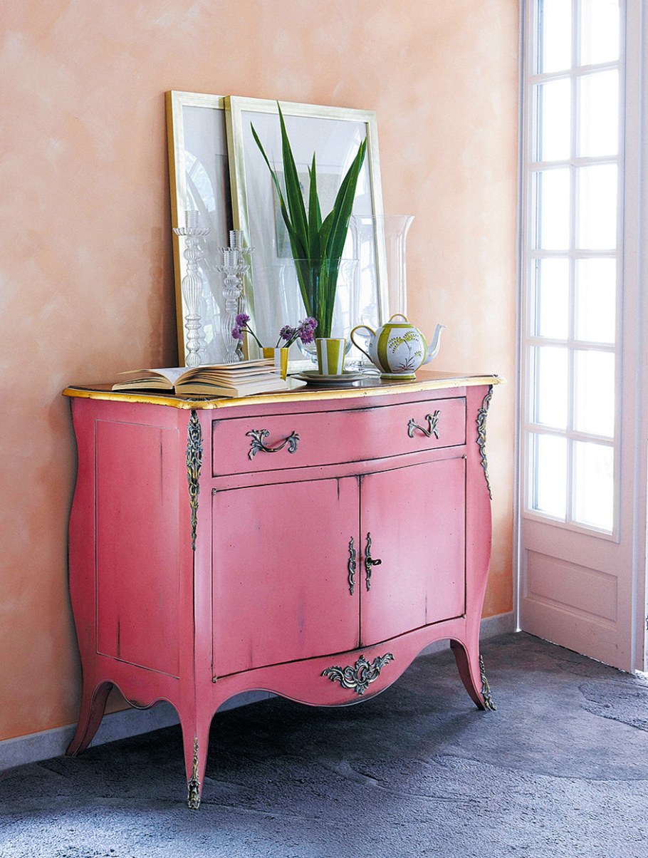 Розовый комод в интерьере