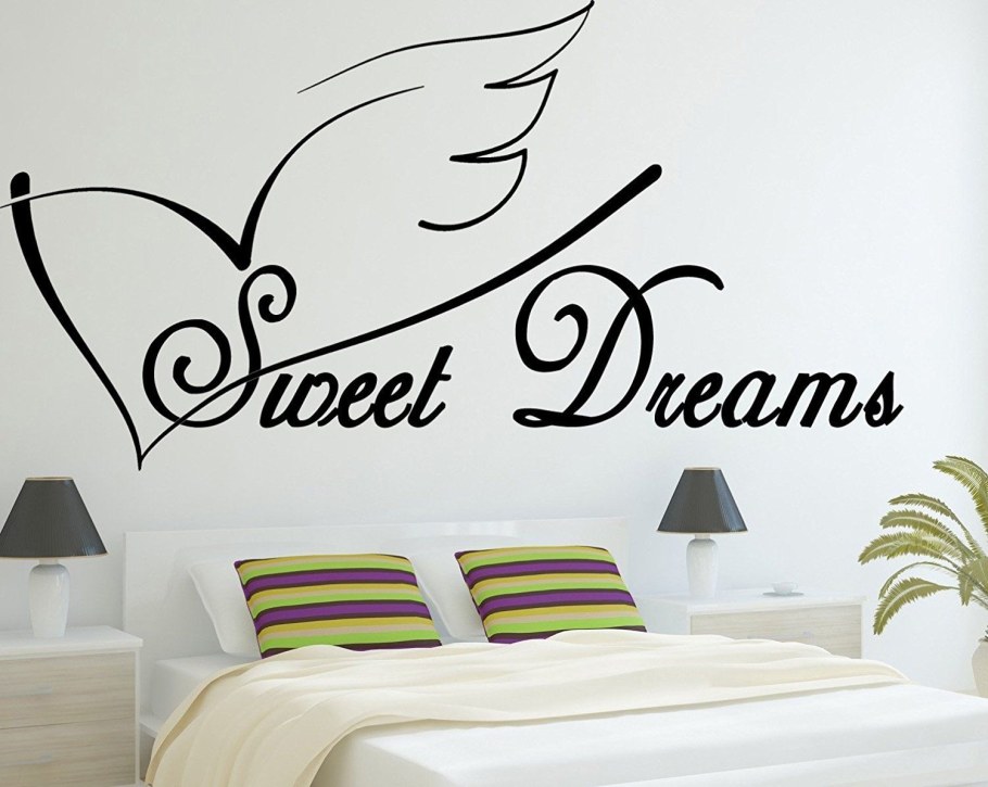 Надпись над кроватью Sweet Dreams