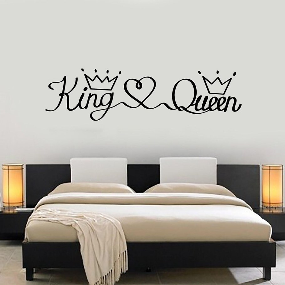 Корона на стене спальня